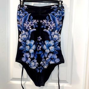 One piece strapless swim suit